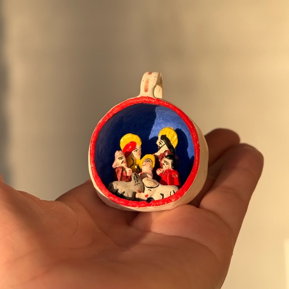 Vintage Christmas Folk Art Painted Pottery Nativity ‘Crèche’ Diorama Ornament - Picture 5 of 10